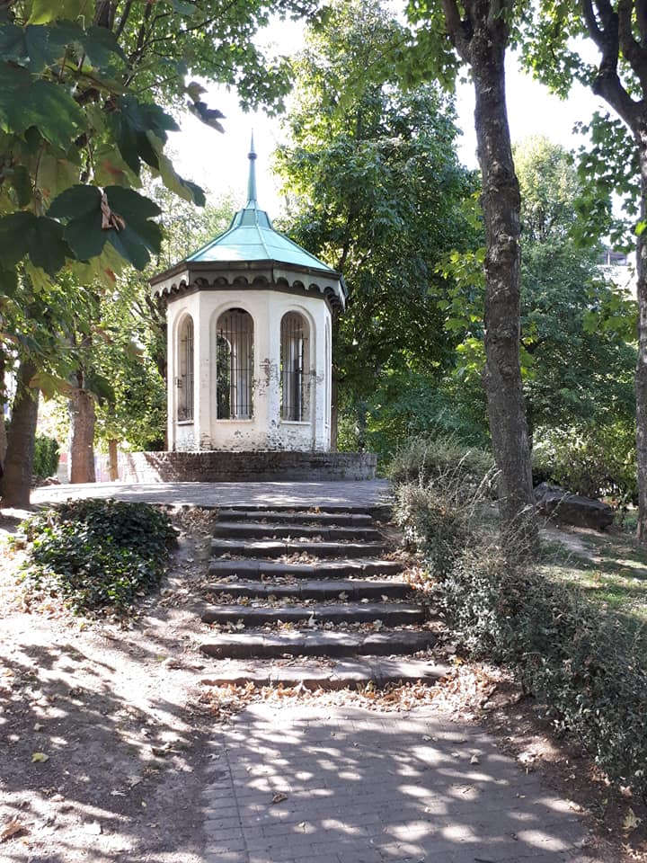 Le petit kiosque dans le parc De Lattre de Tassigny