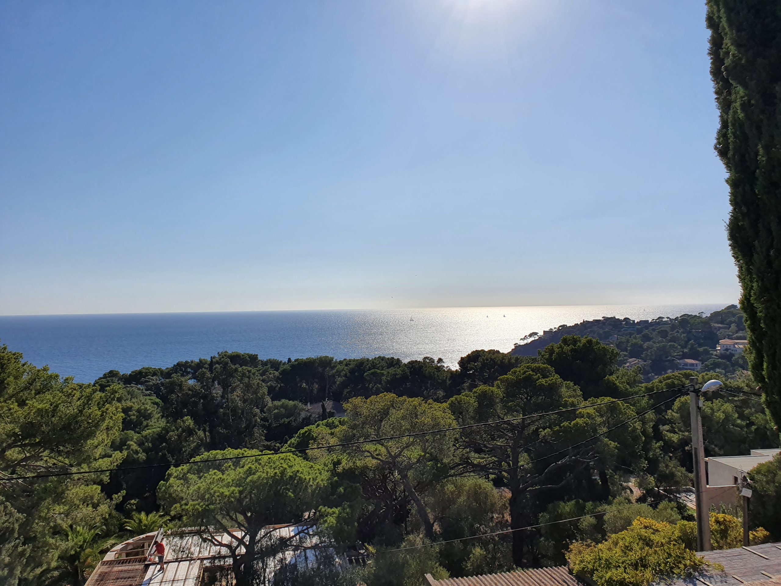Panoramique en contre jour face à la mer méditerranée
