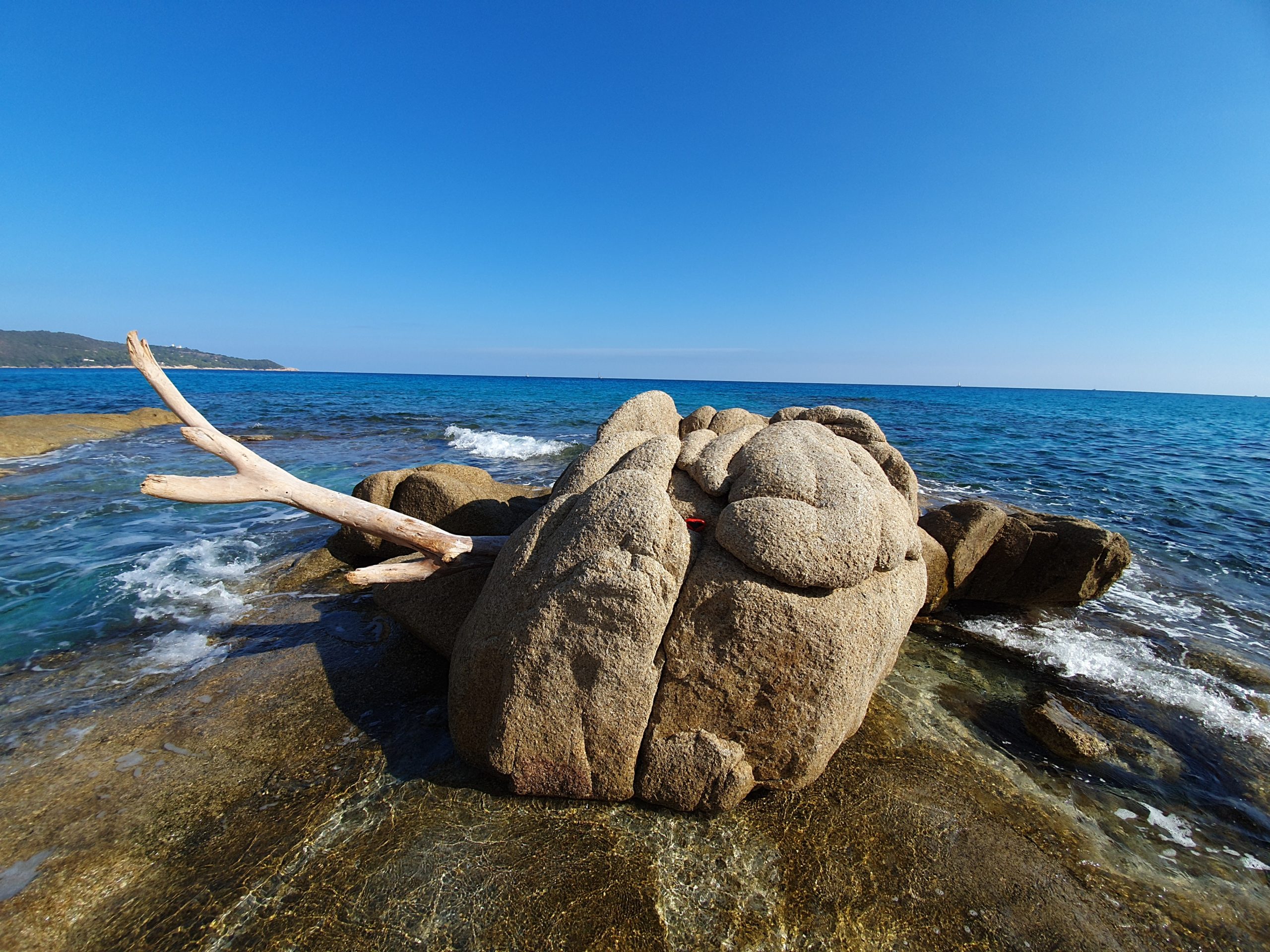 Une vue du rocher face à la Méditerranée