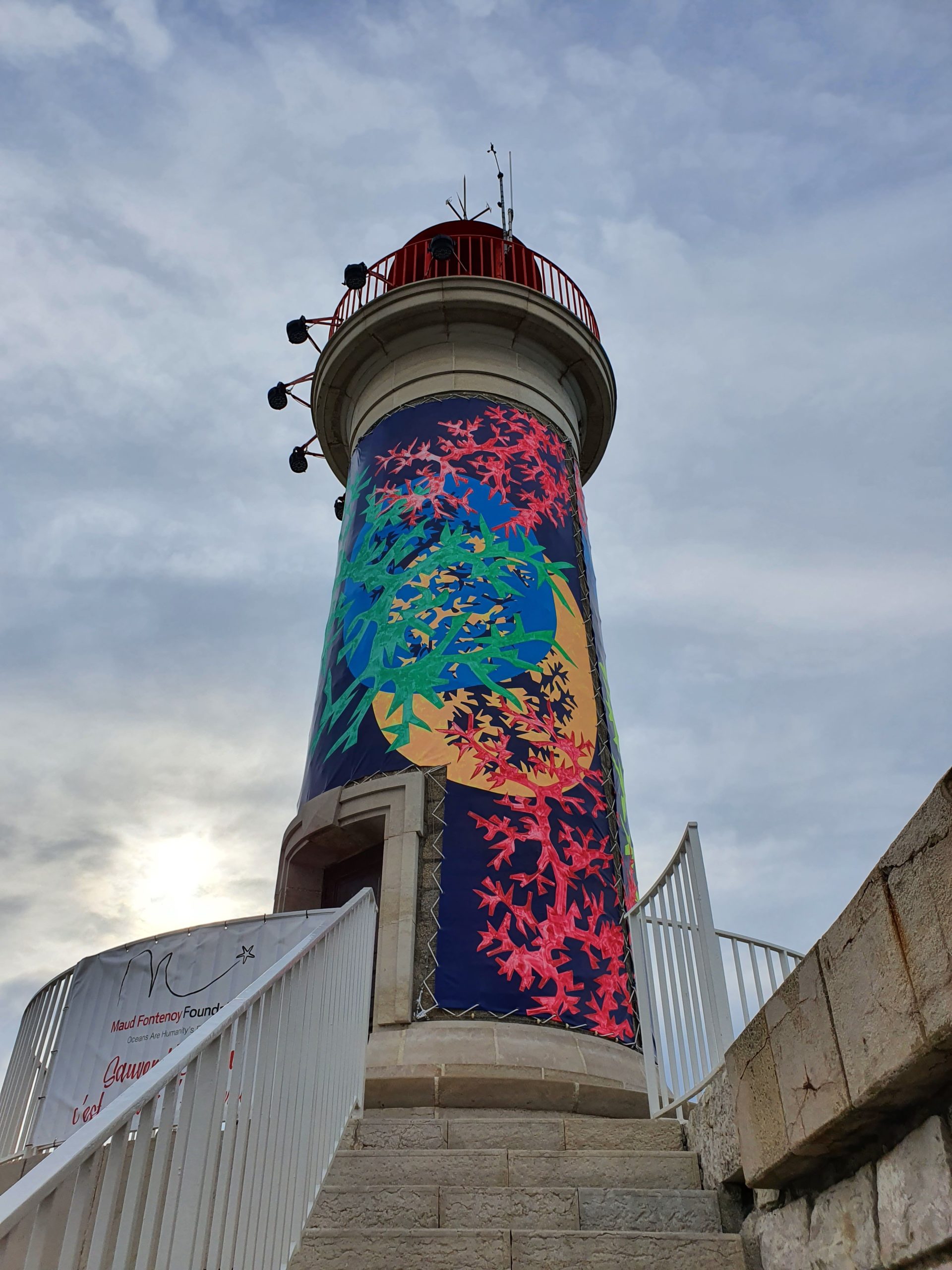 Le phare de saint Tropez habillé pour la saison estivale.
