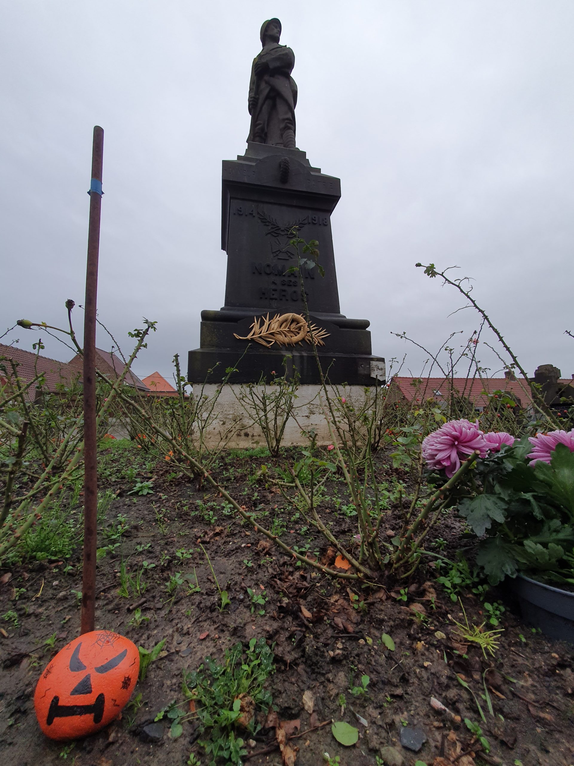 Le galet est déposé au pied du monument aux morts 14-18 à Nomain