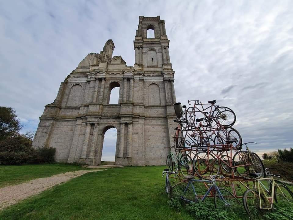 Situées sur une colline à sept kilomètres au nord-ouest d'Arras, les deux tours de Mont-Saint-Éloi sont les vestiges monumentaux d'une abbaye
