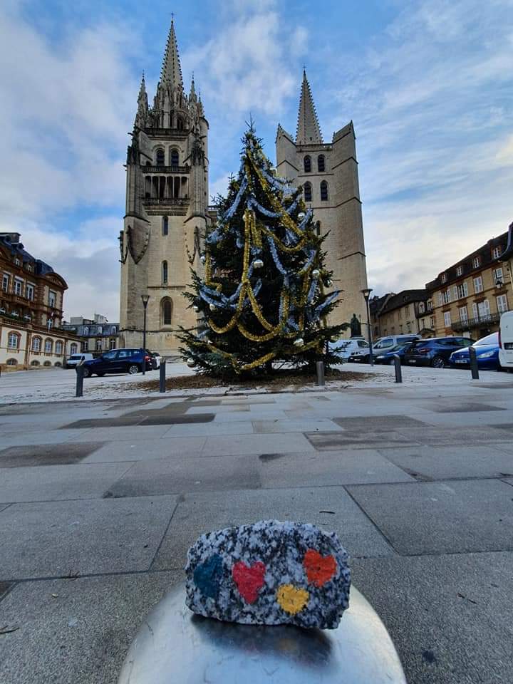 Le galet décoré "3 petits cœurs devant le sapin de Noel et la cathédrale de Mende