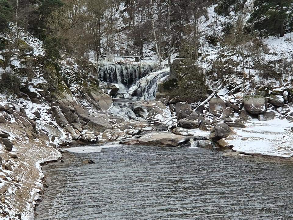 La cascade Donozau saisie par le gel