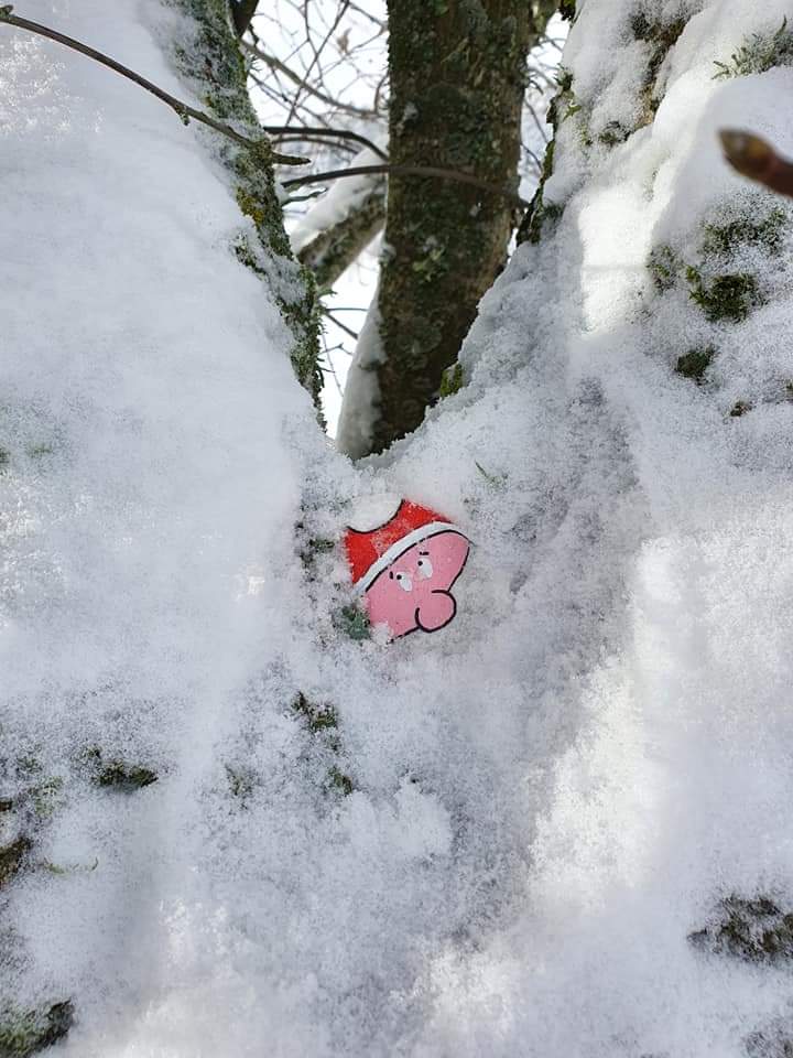 Un galet Père Noel caché dans la neige