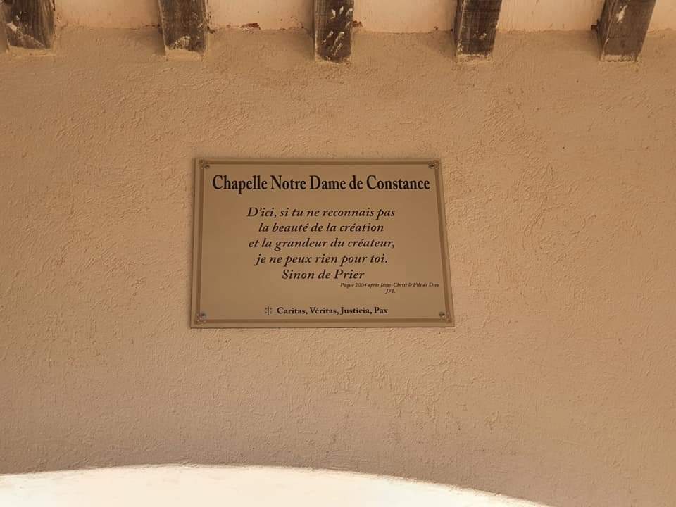 Panneau touristique "Chapelle Notre Dame de Constance
D'ici, si tu ne reconnais pas
La beauté de la création
et la grandeur du créateur,
Je ne peux rien pour toi. Sinon Prier"
