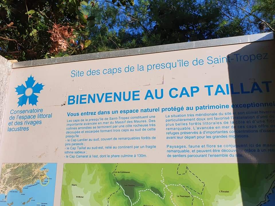 Panneau touristique de la presqu'île de Saint-Tropez