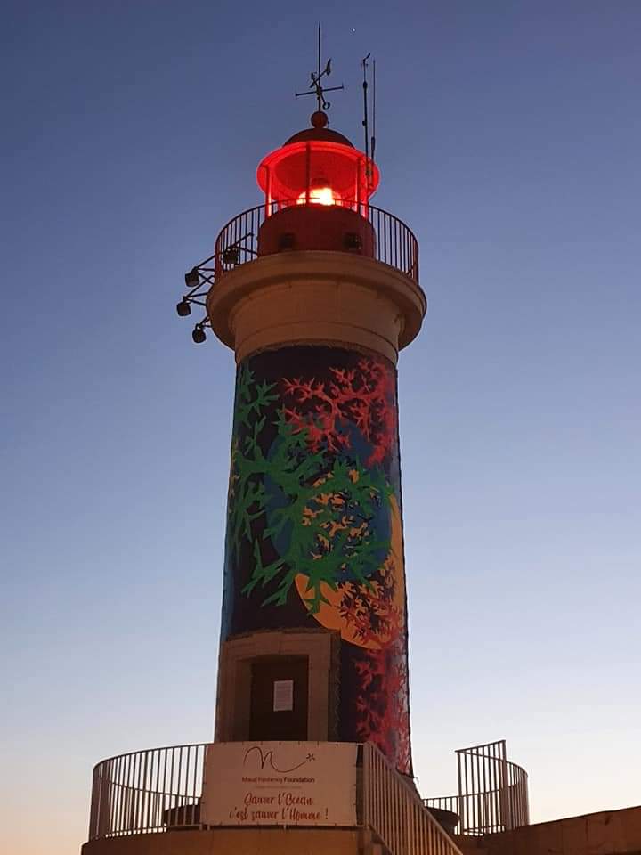 Le phare de Saint-Tropez habillé pour l'été