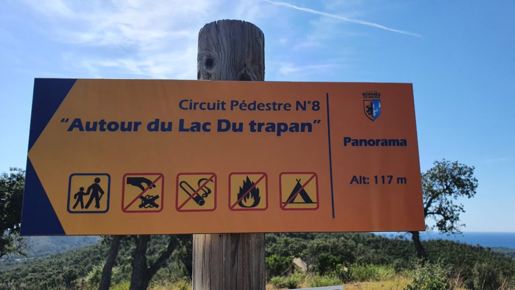 Panneau signalisation Circuit pédestre N8 "Autour du lac du Trapan". - Bormes les Mimosas
