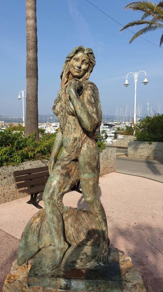 La statue Ama est en bronze de 1,98m et le message est d'alerter les humains sur la nécessité de protéger les espèces marines. Cavalaire