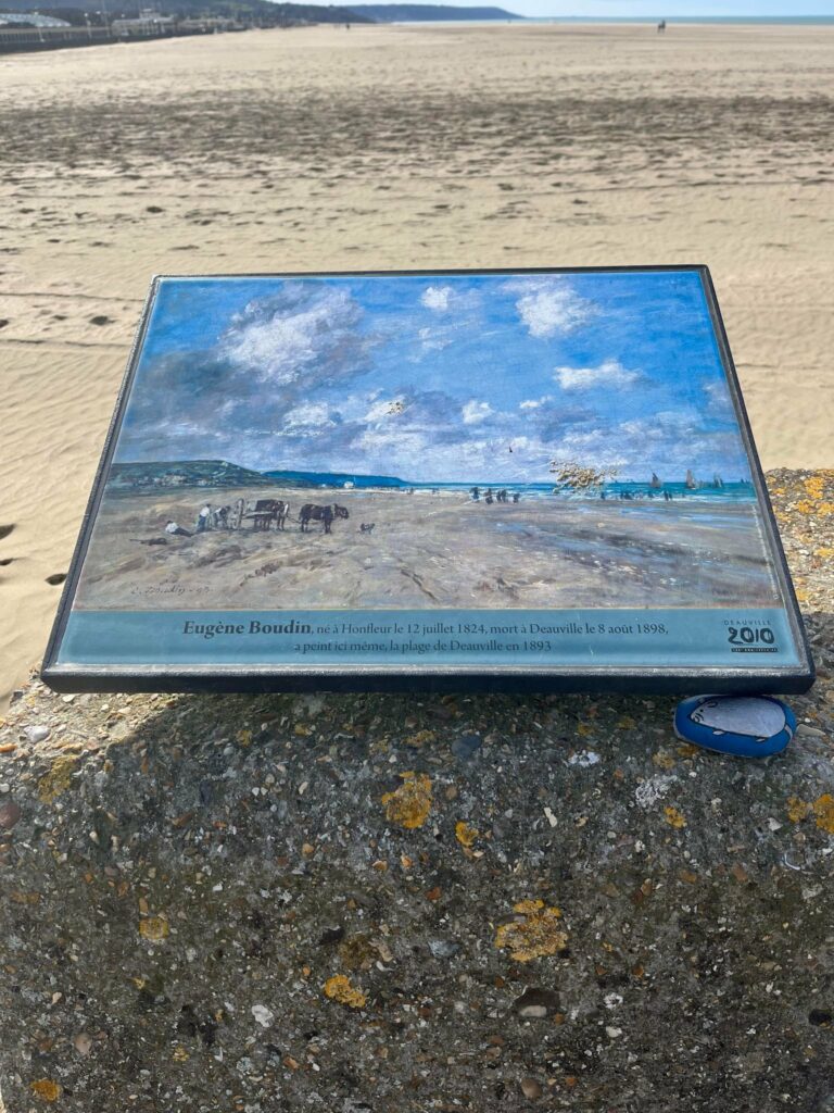 Reproduction sur la plage : Eugène Boudin, né à Honfleur le 12 juillet1824, mort à Deauville le 8 août 1898, a peint ici même la plage de Deauville en 1893"