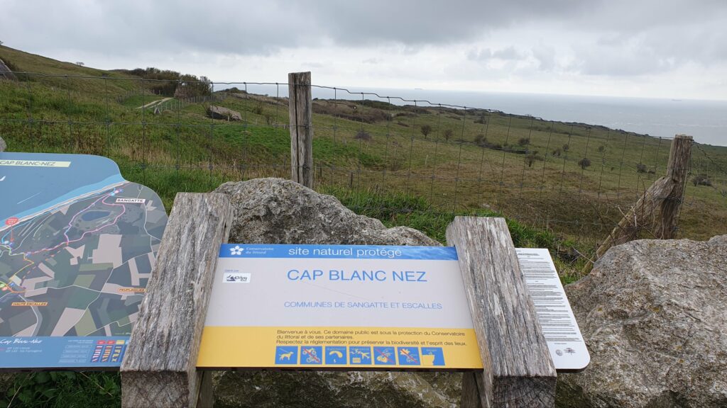 Panneau touristique "Site naturel protégé - Cap Blanc Nez Communes de Sangatte et Escalles"