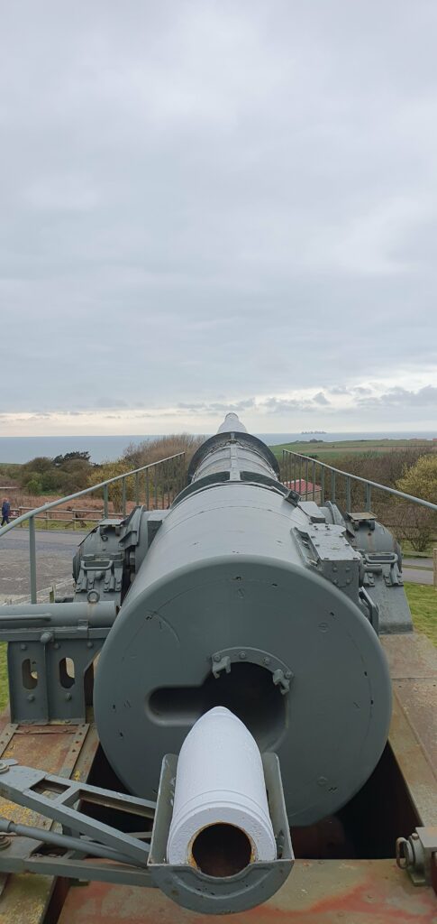 canon d'artillerie de marine « K5 » de calibre 280 mm monté sur wagon. Sa portée dépassait les 80 km.