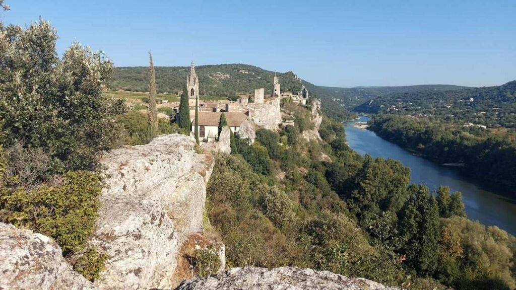 Aiguèze est une commune française située dans le nord-est du département du Gard en région Occitanie