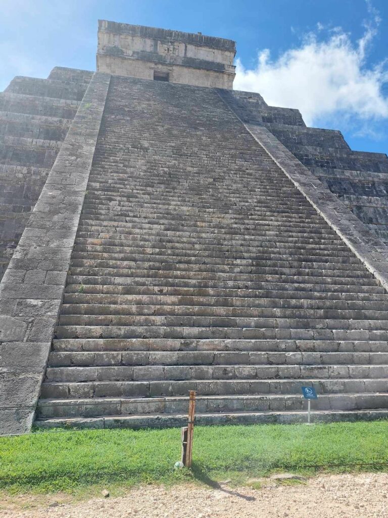 Une autre vue de La pyramide de Kukulcán