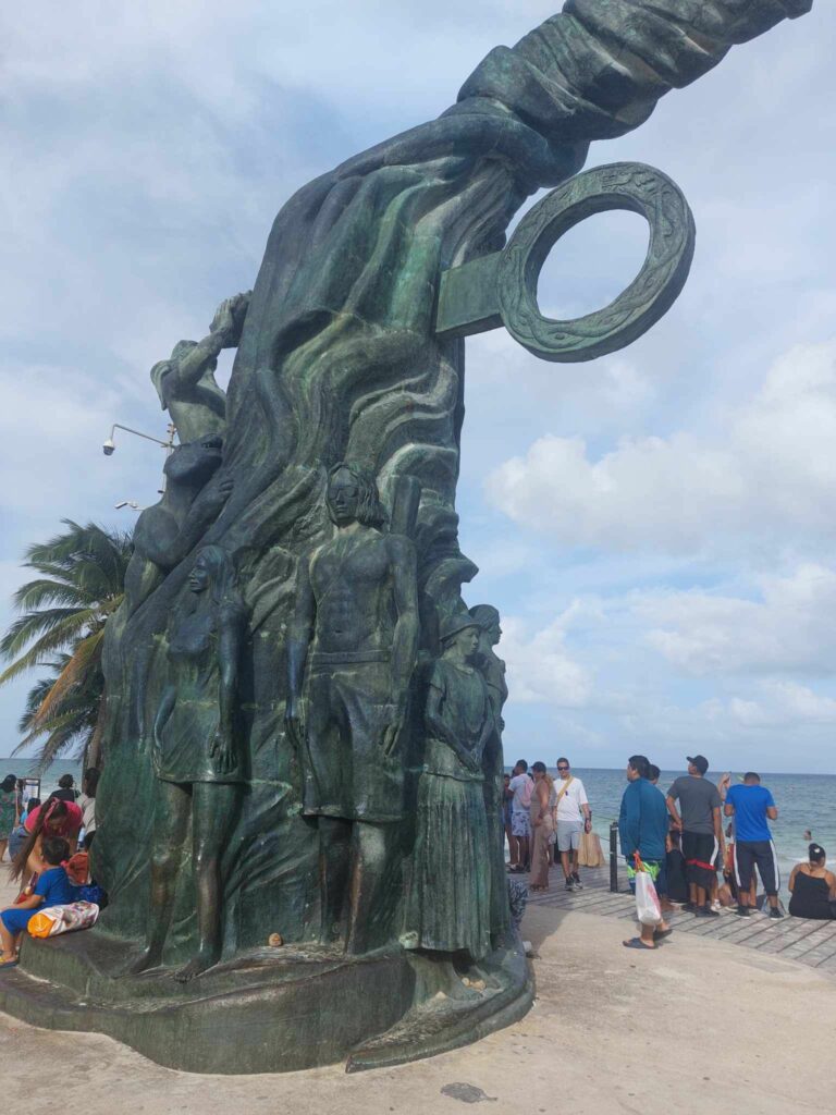 La statue Portal Maya à Playa del Carmen au Mexique