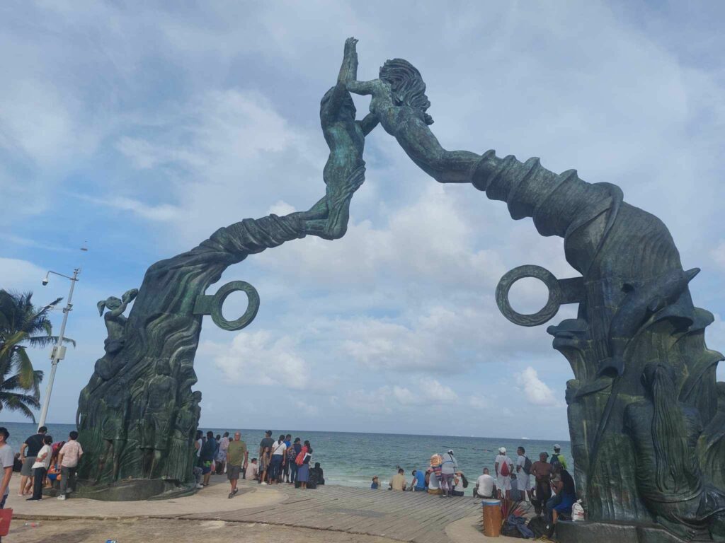 La statue Portal Maya à Playa del Carmen au Mexique